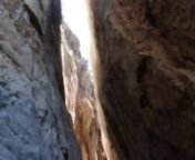 Sorprendente actividad en la Molata de los Almendros, un castellón de roca sobre la cuenca del Zumeta en el que es posible encontrar restos íberos. Accedemos a su cumbre siguiendo una grieta de descomunales proporciones con algunos pasos de escalada.