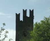 ROCCA VISCONTEA DI CASTELL&#39;ARQUATOnEretta per volontà di Luchino Visconti tra il 1342 e il 1349, la rocca passa nel 1404 agli Scotti, poi a Filippo Visconti. Nel 1466 entra nel patrimonio degli Sforza che la tengono sino al 1707, anno nel quale viene inglobata nel Ducato di Parma e Piacenza. Ancora oggi domina, con le sue torri, il borgo e la Val d&#39;Arda. L&#39;edificio, tutto in laterizio, comprende due parti collegate tra loro: un recinto inferiore di forma rettangolare, più ampio, disposto su du