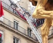 Le mouvement féministe FEMEN a attaqué une manifestation de néo-Nazis lors de la fête de Jeanne d&#39;Arc à Paris.nLes Sextrémistes FEMEN ont déroulé une bannière rouge longue de dix mètres, portant l&#39;inscription
