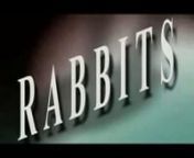 Conejos (Rabbits) (TV)nTÍTULO ORIGINAL: Rabbits (TV)nAÑO: 2002nPAÍS: EE UU de NAnDIRECTOR: David LynchnGUIÓN: David LynchnMÚSICA: Angelo BadalamentinREPARTO: Scott Coffey, Rebekah Del Rio, Laura Elena Harring, Naomi WattstnGÉNERO: Fantástico. Intriga &#124; Surrealismo. Cine experimental. Miniserie de TVnSINOPSIS: Miniserie compuesta por ocho episodios de 9 minutos cada uno. Tres personas vestidas con gigantescos trajes de conejo, en una habitación cutremente decorada, mantienen de cuando en