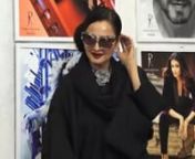 Rekha avoids Amitabh Bachchan’s photo not once but TWICE! Says, ‘Yahan Danger zone Hain’. In one clip, Rekha looks back only to realise standing in front of Amit Ji’s photo, what she does next will have you in splits. In another clip, Rekha ‘catwalks’ with Daboo Ratnani’s daughter but immediately takes a U-turn from a point. The videos are from ace photographer Daboo Ratnani&#39;s 2019 and 2020 starry calendar launch. Well! watch the video to know why she did that. Also, there are some