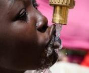 Em todo o mundo, cerca de três em cada dez pessoas — em um total de 2,1 bilhões — não têm acesso a água potável em casa, e seis em cada dez — ou 4,5 bilhões — carecem de saneamento seguro, de acordo com novo relatório da Organização Mundial da Saúde (OMS) e do Fundo das Nações Unidas para a Infância (UNICEF) divulgado em julho. http://bit.ly/agua-san-2017nn(Foto de capa do vídeo: menino sudanês toma água limpa. Crédito da foto: ONU)