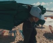 Documentário que se passa no bairro de Boa Viagem, no Recife, e que mostra o cotidiano de Maroca, vendedora de uma barraca de praia.