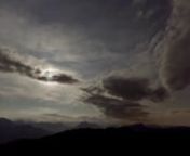 Fin de l&#39;éclipse totale de Lune du 15 juin 2011, vue depuis le Semnoz (1700m, Haute Savoie).n180 images à 9i/seconde, EOS 7D + 10-22mm