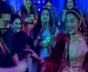 Watch bride Gauahar Khan shake a leg with husband Zaid Darbar and later with TV actor Hussain Kuwajerwala at her wedding reception. Gauahar Khan had the time of her life at her wedding reception. The proof of the same is her many dance videos that have now gone VIRAL. Despite her enormous gorgeous lehenga by Manish Malhotra, she still grooved to the ‘Jhalla Wallah’ and ‘Laila Main Laila’ songs. Bigg Boss 7 winner Gauahar Khan tied the knot with her boyfriend Zaid Darbar. The who&#39;s who fr