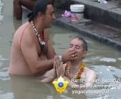 Il battesimo nel Gange e&#39; un rituale spirituale induista molto antico. Il fiume Gange, nato dalla ciocca dei capelli di Shiva attraverso della misericordia (acqua cosmica dell&#39;Universo della Dea Divina Ganga), scorre sulla Terra piu&#39; antica al mondo, la Madre India che insieme alla Madre Africa formano il cuore sacro del nostro Pianeta. Il battesimo di iniziazione nel fiume sacro Gange a Varanasi e a Haridwar è un&#39;esperienza di rinascita formativa per lo studente di Yoga che intende ripercorrer