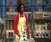 Contestants (Don Cheadle, Heidi Gardner, Leslie Jones, Kyle Mooney) on a baking competition show present their confections to judges (Aidy Bryant, Beck Bennett, Ego Nwodim).