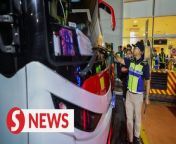 Passengers heading to the Kuala Lumpur International Airport (KLIA) in an express bus were delayed by an hour when the Road Transport Department (JPJ) found the driver was driving the bus without a driving licence during an inspection at the Kemuning Toll Plazain Shah Alam, Selangor on Friday (Feb 9) night. &#60;br/&#62;&#60;br/&#62;WATCH MORE: https://thestartv.com/c/news&#60;br/&#62;SUBSCRIBE: https://cutt.ly/TheStar&#60;br/&#62;LIKE: https://fb.com/TheStarOnline