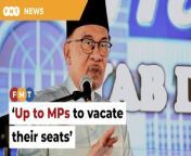 Anwar Ibrahim finds it ironic that Muhyiddin Yassin, who led a party that switched sides, is demanding the government vacate the seats of Bersatu’s ‘rouge’ MPs.&#60;br/&#62;&#60;br/&#62;&#60;br/&#62;Read More: &#60;br/&#62;https://www.freemalaysiatoday.com/category/nation/2024/03/09/up-to-mps-to-vacate-their-seats-not-me-says-anwar/ &#60;br/&#62;&#60;br/&#62;Free Malaysia Today is an independent, bi-lingual news portal with a focus on Malaysian current affairs.&#60;br/&#62;&#60;br/&#62;Subscribe to our channel - http://bit.ly/2Qo08ry&#60;br/&#62;------------------------------------------------------------------------------------------------------------------------------------------------------&#60;br/&#62;Check us out at https://www.freemalaysiatoday.com&#60;br/&#62;Follow FMT on Facebook: https://bit.ly/49JJoo5&#60;br/&#62;Follow FMT on Dailymotion: https://bit.ly/2WGITHM&#60;br/&#62;Follow FMT on X: https://bit.ly/48zARSW &#60;br/&#62;Follow FMT on Instagram: https://bit.ly/48Cq76h&#60;br/&#62;Follow FMT on TikTok : https://bit.ly/3uKuQFp&#60;br/&#62;Follow FMT Berita on TikTok: https://bit.ly/48vpnQG &#60;br/&#62;Follow FMT Telegram - https://bit.ly/42VyzMX&#60;br/&#62;Follow FMT LinkedIn - https://bit.ly/42YytEb&#60;br/&#62;Follow FMT Lifestyle on Instagram: https://bit.ly/42WrsUj&#60;br/&#62;Follow FMT on WhatsApp: https://bit.ly/49GMbxW &#60;br/&#62;------------------------------------------------------------------------------------------------------------------------------------------------------&#60;br/&#62;Download FMT News App:&#60;br/&#62;Google Play – http://bit.ly/2YSuV46&#60;br/&#62;App Store – https://apple.co/2HNH7gZ&#60;br/&#62;Huawei AppGallery - https://bit.ly/2D2OpNP&#60;br/&#62;&#60;br/&#62;#FMTNews #AnwarIbrahim #MuhyiddinYassin #Bersatu