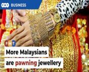 The public has seized the opportunity to pawn their gold for quick cash with gold surging to record highs.&#60;br/&#62;&#60;br/&#62;Read More: https://www.freemalaysiatoday.com/category/highlight/2024/04/09/more-malaysians-pawning-jewellery-as-gold-hits-new-highs/&#60;br/&#62;&#60;br/&#62;Free Malaysia Today is an independent, bi-lingual news portal with a focus on Malaysian current affairs.&#60;br/&#62;&#60;br/&#62;Subscribe to our channel - http://bit.ly/2Qo08ry&#60;br/&#62;------------------------------------------------------------------------------------------------------------------------------------------------------&#60;br/&#62;Check us out at https://www.freemalaysiatoday.com&#60;br/&#62;Follow FMT on Facebook: https://bit.ly/49JJoo5&#60;br/&#62;Follow FMT on Dailymotion: https://bit.ly/2WGITHM&#60;br/&#62;Follow FMT on X: https://bit.ly/48zARSW &#60;br/&#62;Follow FMT on Instagram: https://bit.ly/48Cq76h&#60;br/&#62;Follow FMT on TikTok : https://bit.ly/3uKuQFp&#60;br/&#62;Follow FMT Berita on TikTok: https://bit.ly/48vpnQG &#60;br/&#62;Follow FMT Telegram - https://bit.ly/42VyzMX&#60;br/&#62;Follow FMT LinkedIn - https://bit.ly/42YytEb&#60;br/&#62;Follow FMT Lifestyle on Instagram: https://bit.ly/42WrsUj&#60;br/&#62;Follow FMT on WhatsApp: https://bit.ly/49GMbxW &#60;br/&#62;------------------------------------------------------------------------------------------------------------------------------------------------------&#60;br/&#62;Download FMT News App:&#60;br/&#62;Google Play – http://bit.ly/2YSuV46&#60;br/&#62;App Store – https://apple.co/2HNH7gZ&#60;br/&#62;Huawei AppGallery - https://bit.ly/2D2OpNP&#60;br/&#62;&#60;br/&#62;#FMTNews #Malaysian #PawningJewellery #HitsNewHighs #QuickCash
