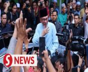 Loud cheers greeted Prime Minister Datuk Seri Anwar Ibrahim as he arrived at Kampung Sungai Merab Mosque in Kajang for Friday prayers.&#60;br/&#62;&#60;br/&#62;WATCH MORE: https://thestartv.com/c/news&#60;br/&#62;SUBSCRIBE: https://cutt.ly/TheStar&#60;br/&#62;LIKE: https://fb.com/TheStarOnline