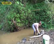 The beautiful village girl, with her fair skin, shows off her unique fishing skills
