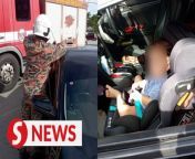 Fire and Rescue Department personnel in Sungai Besar, Selangor were called to rescue a one-year-old boy who was accidentally locked in a car on Monday evening (July 4).&#60;br/&#62;&#60;br/&#62;Read more at https://bit.ly/3NHano8&#60;br/&#62;&#60;br/&#62;WATCH MORE: https://thestartv.com/c/news&#60;br/&#62;SUBSCRIBE: https://cutt.ly/TheStar&#60;br/&#62;LIKE: https://fb.com/TheStarOnline