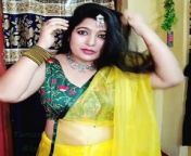 Yellow saree modeling video from bangladesi hot saree model bindu
