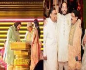 What is Hastakshar&#39; ceremony in Gujrati wedding : गुजरात के जामनगर में अनंत अंबानी और राधिका मर्चेंट के तीन दिवसीय प्री-वेडिंग फंक्‍शन ने देश-विदेश की मीडिया में खूब सुर्खियां बटोरी। शुक्रवार को ये फंक्‍शन इंटरनेशनल पॉप सिंगर रिहाना के शानदार परफॉर्मेंस के साथ शुरु हुआ था, जिसके बाद बॉलीवुड के कई सेलेब्‍स ने अपनी परफॉर्मेंस से इस इवेंट में चार-चांद लगा दिए।अंत में ये कार्यक्रम रविवार को अनंत और राधिका के हस्ताक्षर समारोह के साथ समापन हुआ। इस फंक्‍शन में दोनों ने ही मेहमानों और रिश्‍तेदारों के सामने हस्‍ताक्षर क‍िए ? &#60;br/&#62; &#60;br/&#62;What is Hastakshar&#39; ceremony in Gujrati wedding: The three-day pre-wedding function of Anant Ambani and Radhika Merchant in Jamnagar, Gujarat made a lot of headlines in the media of India and abroad. The function started on Friday with a spectacular performance by international pop singer Rihanna, after which many Bollywood celebs added charm to the event with their performances.Finally the event concluded on Sunday with the signing ceremony of Anant and Radhika. In this function, both of them signed in front of guests and relatives? &#60;br/&#62; &#60;br/&#62;#AnantAmbaniRadhikaMerchantHastaksharCeremony #WhatIsHastaksharCeremony #HastaksharCeremonyGujaratiWeddingRitual #AnantRadhikaSigningCeremonyMeaning &#60;br/&#62;~HT.99~PR.111~ED.120~