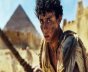 Prompt Midjourney : cinematic, the hot Egyptian sun, a young adult Moses with muscular build and short curly hair, wearing humble robes, strikes down a cruel Egyptian overseer holding a whip. Desert and pyramids in bg. Shot on SONY VENICE, 50mm lens capturing the intense action --ar 16:9 --v 6.0 --style raw