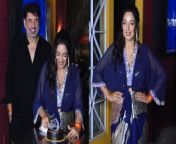 Rupali Ganguly hosted a belated birthday celebration with industry colleagues and friends. She looked beautiful in a blue and golden gown, cutting a cake with the paparazzi. The event included dancing, reunions, and fun moments with family. Watch video to know more... &#60;br/&#62; &#60;br/&#62;#RupaliGanguly #birthdaycelebration #Rupali #Anupama&#60;br/&#62;~HT.99~PR.133~ED.141~